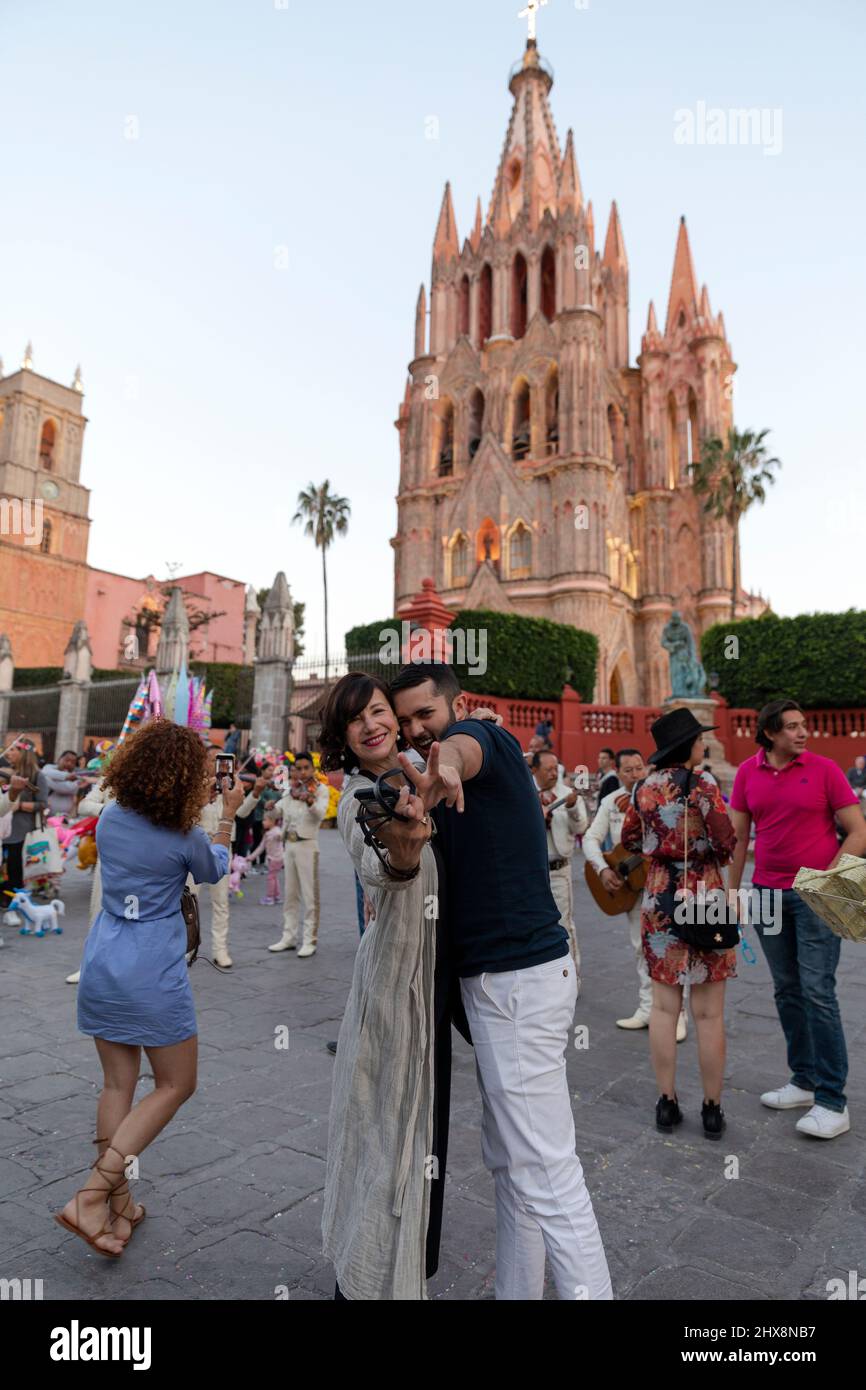 Mexiko, Staat Guanajuato, San Miguel de Allende, Parroquia de San Miguel Arcángel, Paar posiert und hat Spaß vor der Kirche. Stockfoto