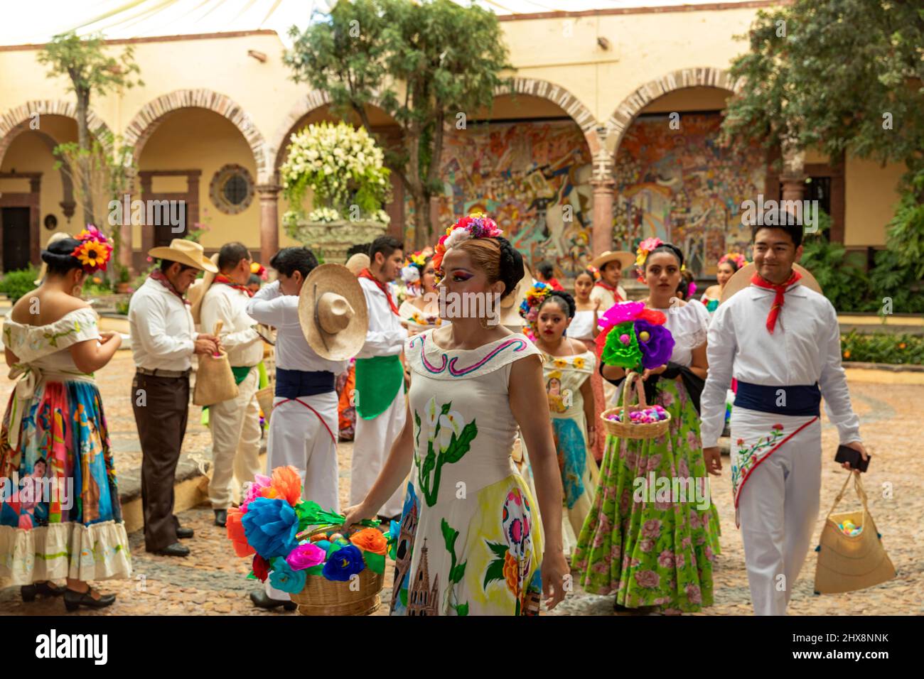 Mexiko, Staat Guanajuato, San Miguel de Allende, 'Desfile de Gigantes', Mojigangas, ein Mann, der für eine Parade in Kostüm gekleidet war Stockfoto