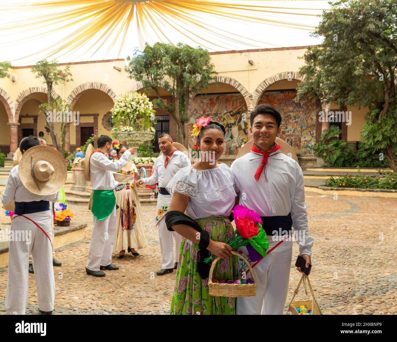 Mexiko, Guanajuato State, San Miguel de Allende, 'Desfile de Gigantes', Mojigangas, ein Paar, das für eine Parade gekleidet war Stockfoto