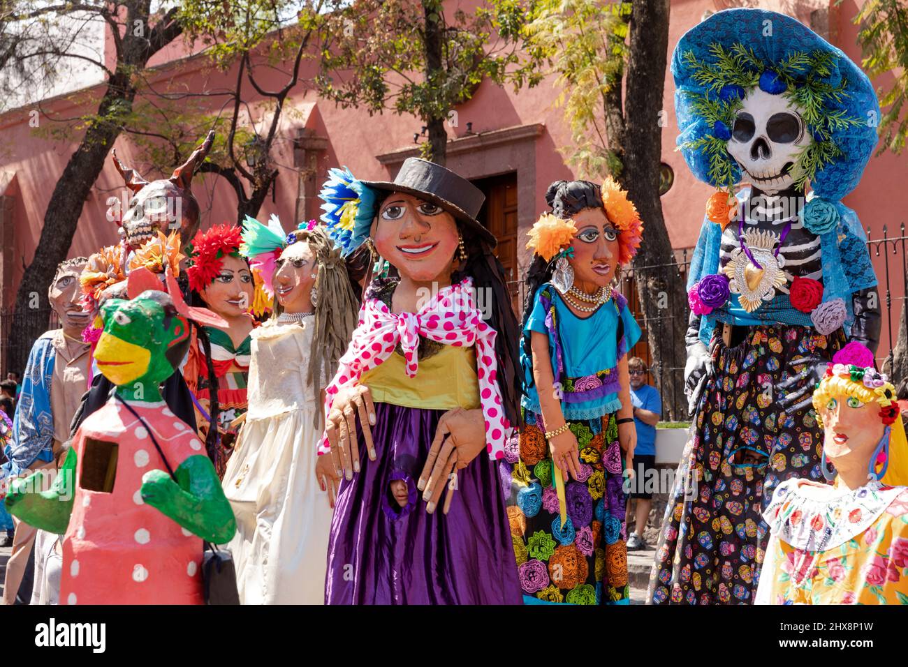 Mexiko, Guanajuato State, San Miguel de Allende, 'Desfile de Gigantes', Mojigangas, Puppenparade aus Papiermaché Stockfoto