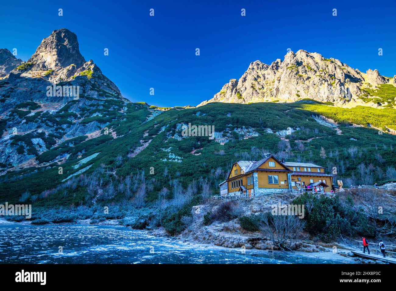 Gefrorenes Bergtal im Spätherbst. Das Tal mit einem Ferienhaus am Grünen See im Nationalpark hohe Tatra, Slowakei, Europa. Stockfoto