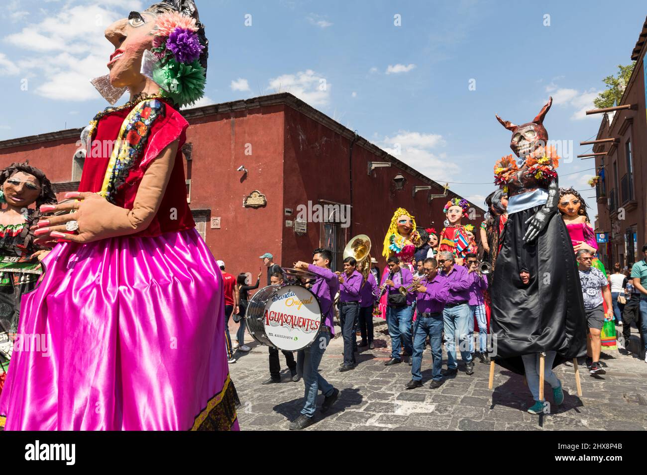 Mexiko, Guanajuato State, San Miguel de Allende, 'Desfile de Gigantes', Mojigangas, eine Band, die die Parade anführt. Stockfoto