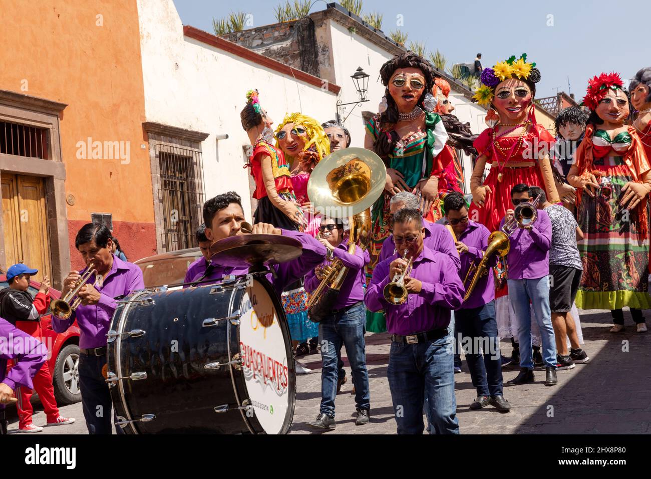 Mexiko, Guanajuato State, San Miguel de Allende, 'Desfile de Gigantes', Mojigangas, eine Band, die die Parade anführt. Stockfoto