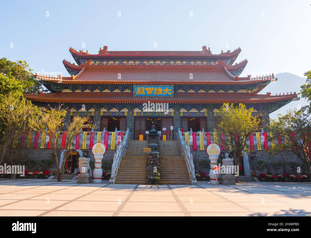 Po Lin Kloster (Hongkong, Lantau Insel, China). Wunderschöne Weitwinkelaufnahme dieses berühmten Tempels im Freien. Sonniger Tag und keine Touristen Stockfoto