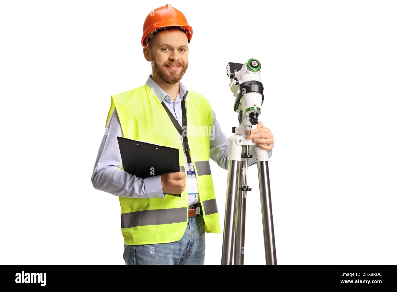 Geodätische Vermessung mit einem Messgerät, das die Kamera isoliert auf weißem Hintergrund anlächelt Stockfoto