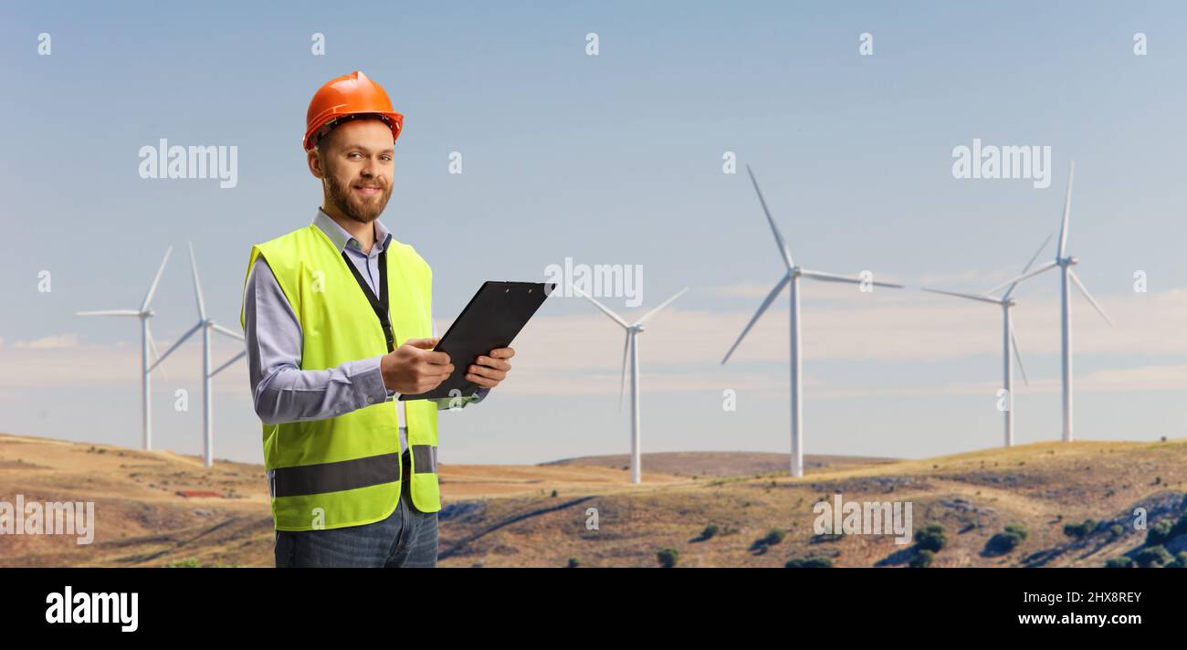 Männlicher Ingenieur auf einem nachhaltigen Energiepark mit Windenergieanlagen Stockfoto