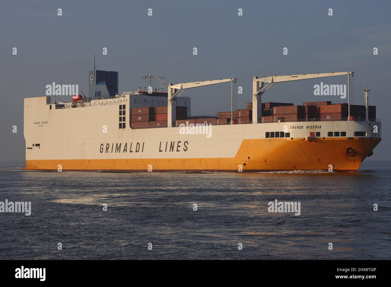 Das Frachtschiff ConRo Grande Nigeria passiert Terneuzen am 15. Januar 2022 und fährt nach Stockfoto