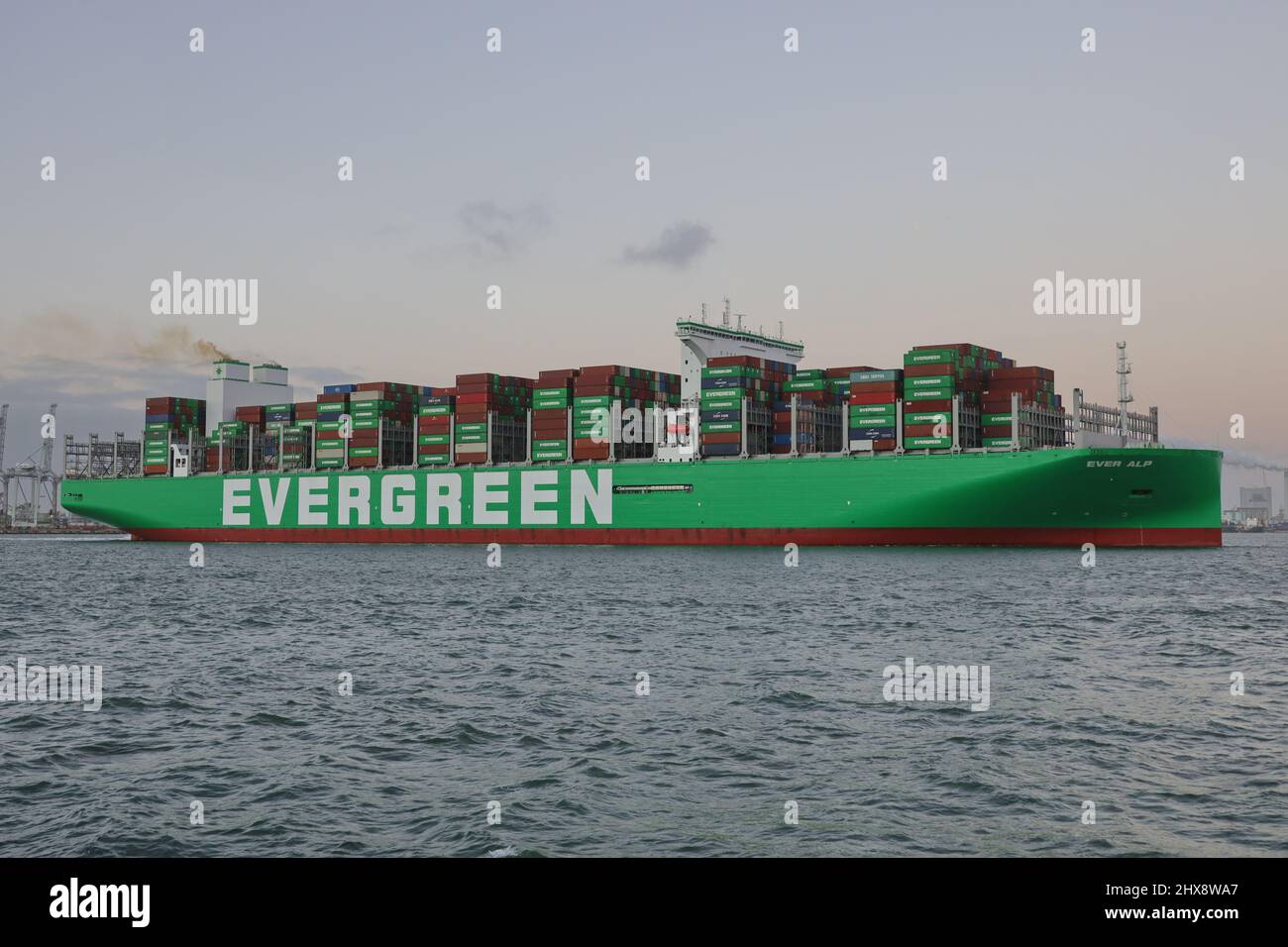 Das Containerschiff Ever Alp verlässt am 30. Januar 2022 den Hafen von Rotterdam. Stockfoto