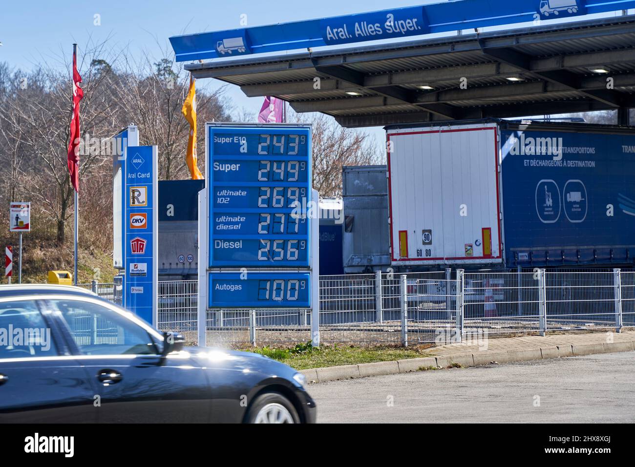 Sindelfingen, Deutschland - 10. März 2022: Preistafel mit hohen Benzin-, Diesel- und Kraftstoffpreisen. Die teuersten Gas- und Ölpreise bei deutschen aral-Filli Stockfoto