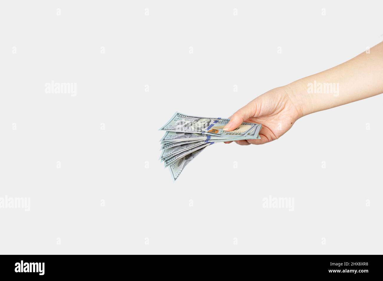 Finanzen, Einnahmen, Gutschriftierung. Hand geben Bündeln von Geld auf weißem Hintergrund Stockfoto