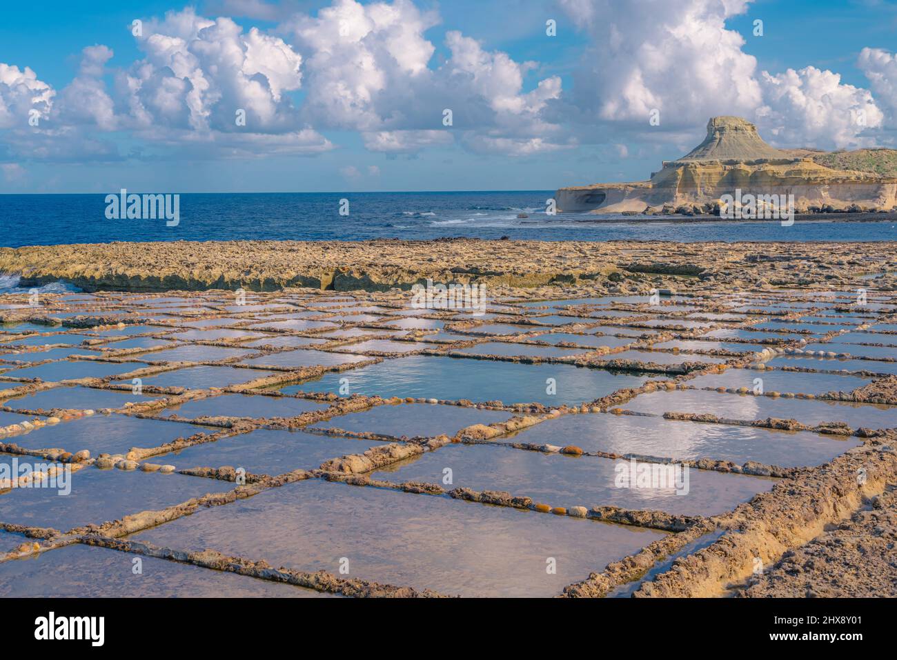 Gozo-Salzpfannen in der Bucht von Xwejni - Insel Malta Stockfoto