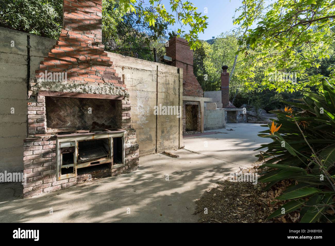 Ruinen von drei Kaminen im Naturgebiet des Solstice Canyon im nationalen Erholungsgebiet der Santa Monica Mountains in der Nähe von Malibu California. Stockfoto