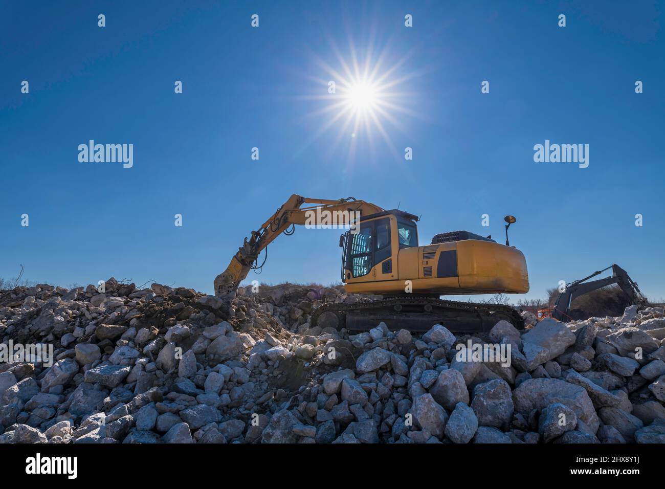 Ein Bagger mit montiertem Betonpulverisator Stockfoto