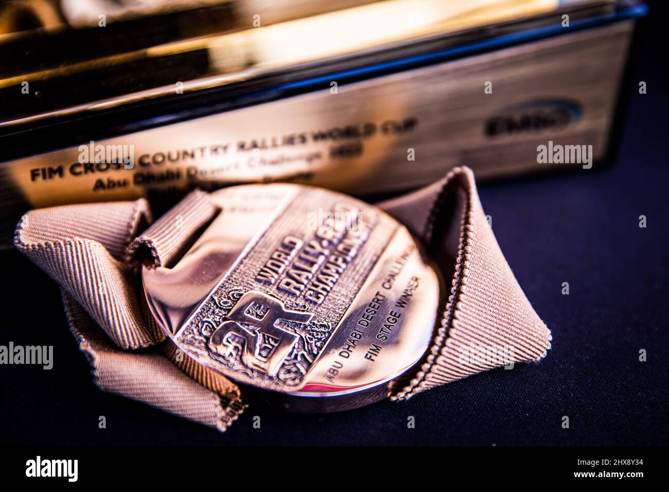 Abu Dhabi, VAE. 10. März 2022. Medaillen beim Podium der Abu Dhabi Desert Challenge 2022, am 10. März 2022 in Abu Dhabi, Vereinigte Arabische Emirate - Foto Bastien Roux / DPPI Credit: DPPI Media/Alamy Live News Stockfoto