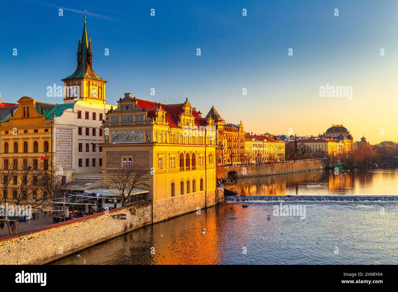 Historische Gebäude am Ufer der Moldau bei Sonnenuntergang in Prag, Tschechien, Europa. Stockfoto