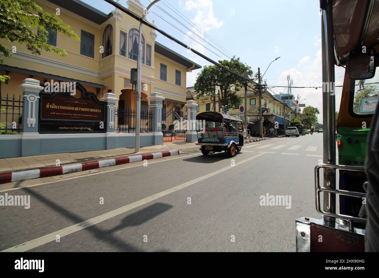 BANGKOK, THAILAND - 15. MÄRZ 2018 zwei Taxi-Rennen auf der Straße Stockfoto