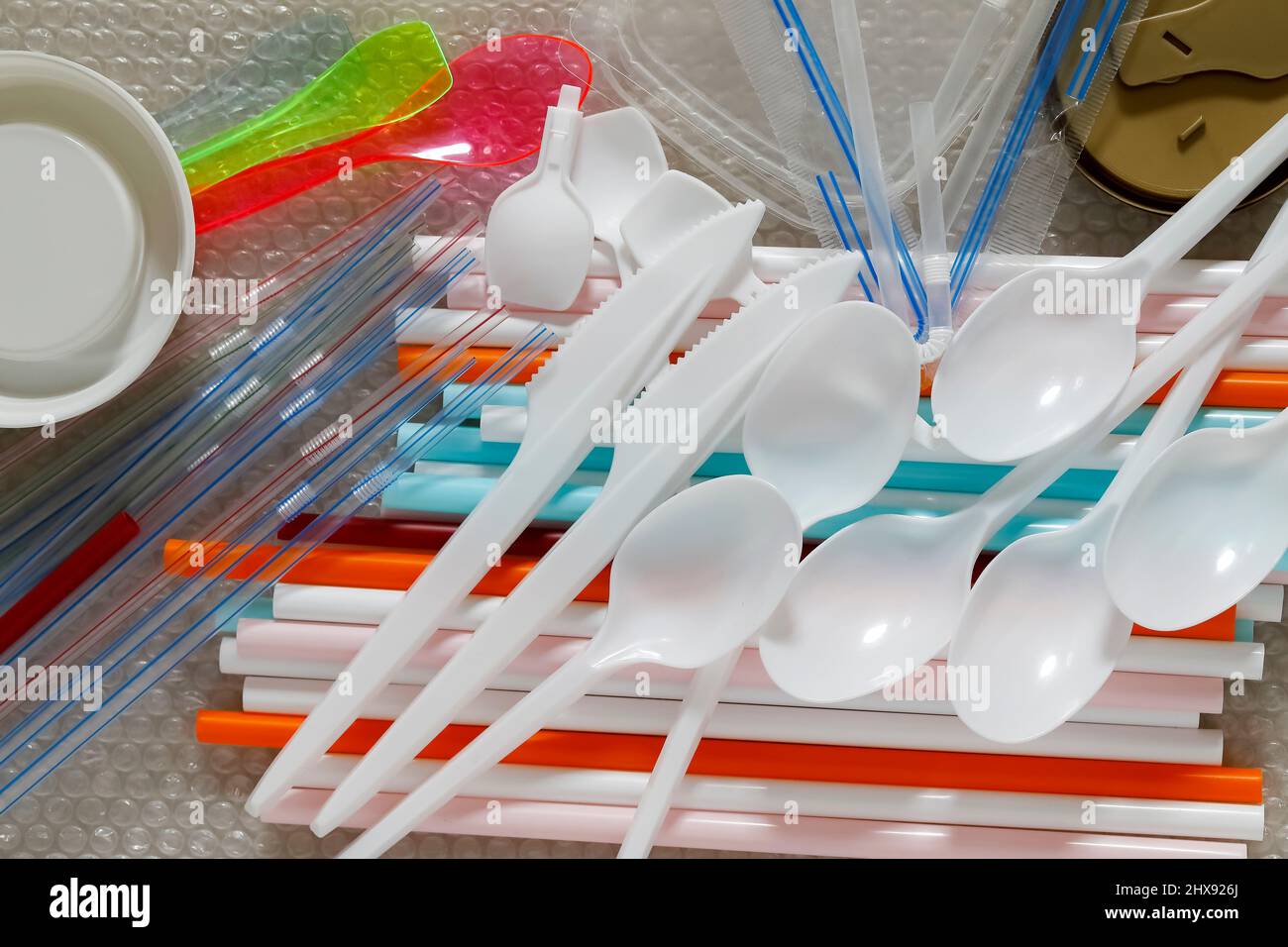 Einweg-Plastikartikel sind bequem und einfach zu bedienen, aber das Material, aus dem sie hergestellt werden, verschmutzt die Umwelt ernsthaft. Stockfoto