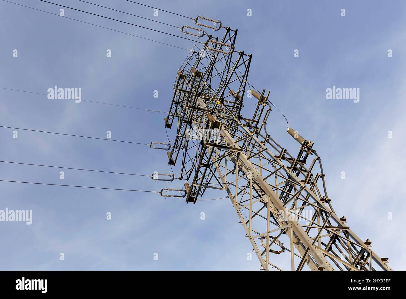 Hochspannungsleitung. Turm, der dicke Hochspannungsleitungen unterstützt. Stockfoto