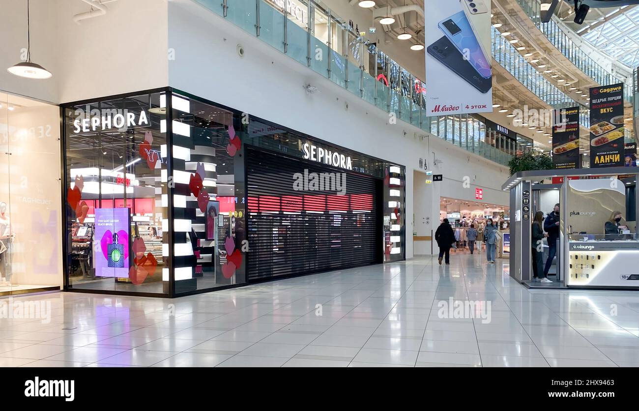 Moskau, Russland, März 2022: Sephora-Laden setzt die Arbeit in Russland aus. Markengeschäfte im Einkaufszentrum sind geschlossen. Kunden kommen vorbei. Stockfoto