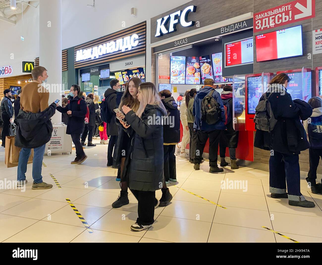 Moskau, Russland, 2022. März: McDonalds und KFC Fast-Food-Corners arbeiten in den letzten Tagen vor Schließung aufgrund von Sanktionen. Viele Menschen sind standdi Stockfoto