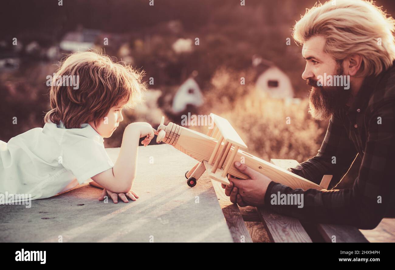 Glücklicher Vater und Sohn mit Flugzeug träumt von Reisen. Papa Kindertag. Stockfoto