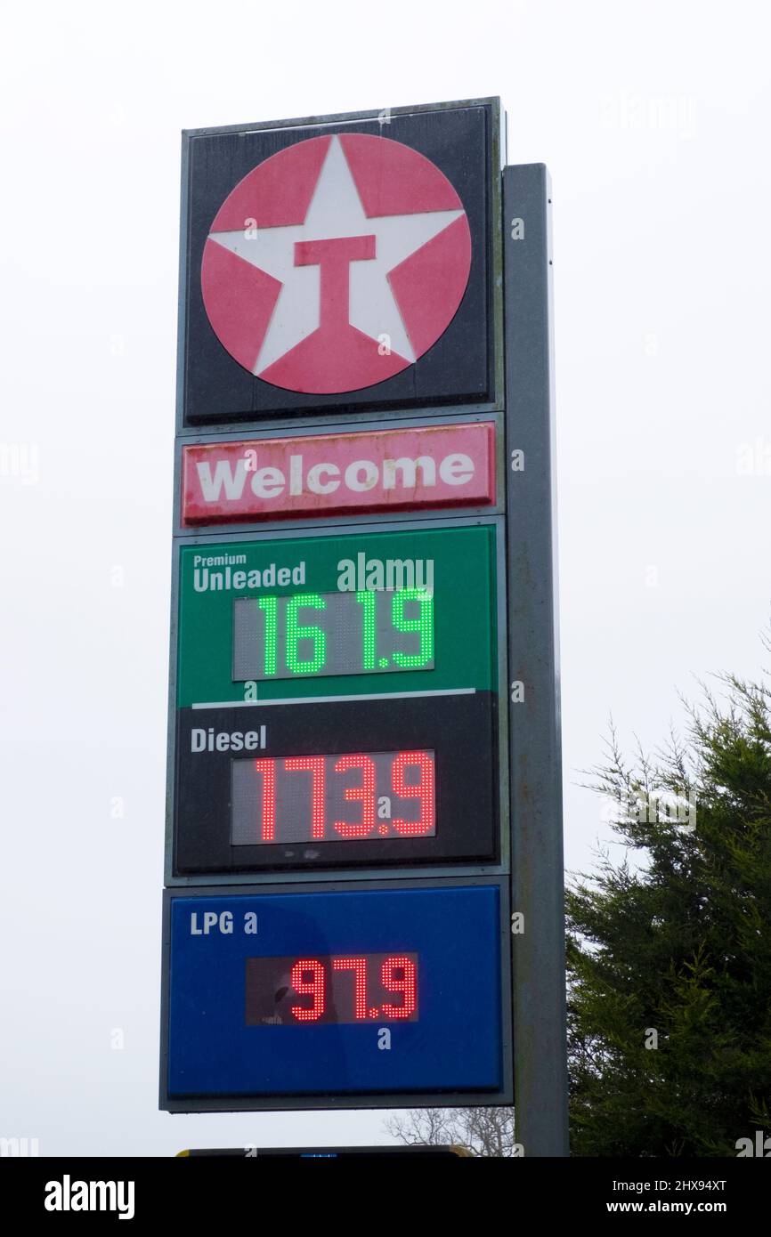 Die Benzinpreise an der Texaco-Station signieren am 10. März 2022 in Carmarthenshire Wales UK KATHY DEWITT bleifrei 161,9 pro Liter Diesel 173,9 pro Liter Stockfoto