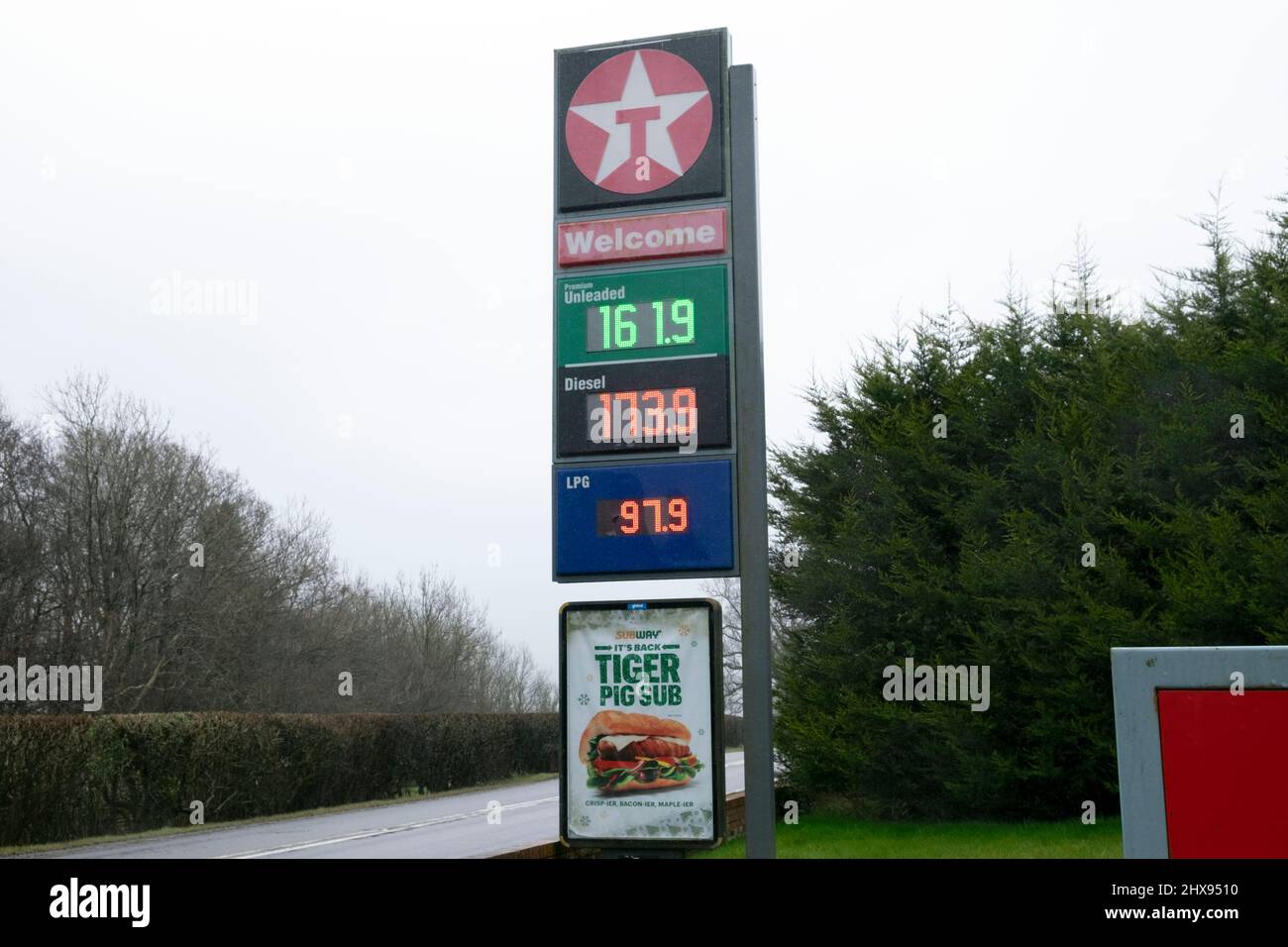 Die Benzinpreise an der Texaco-Station signieren am 10. März 2022 in Carmarthenshire Wales UK KATHY DEWITT bleifrei 161,9 pro Liter Diesel 173,9 pro Liter Stockfoto