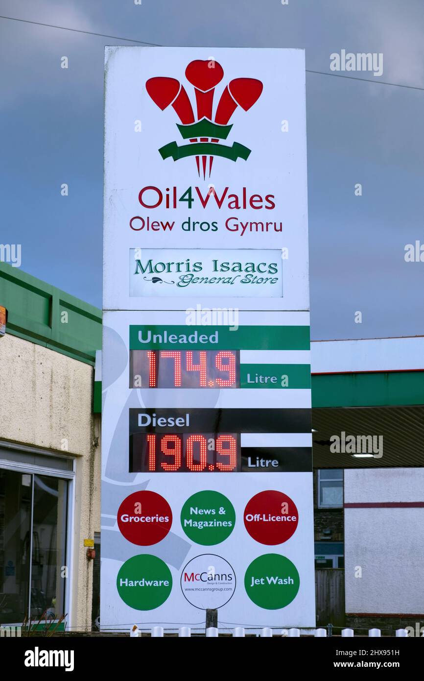 Benzinpreise Oil4Wales Zeichen bleifrei 174,9 pro Liter Diesel 190,9 pro Liter am 10. März 2022 in Carmarthenshire Rural Wales UK KATHY DEWITT Stockfoto