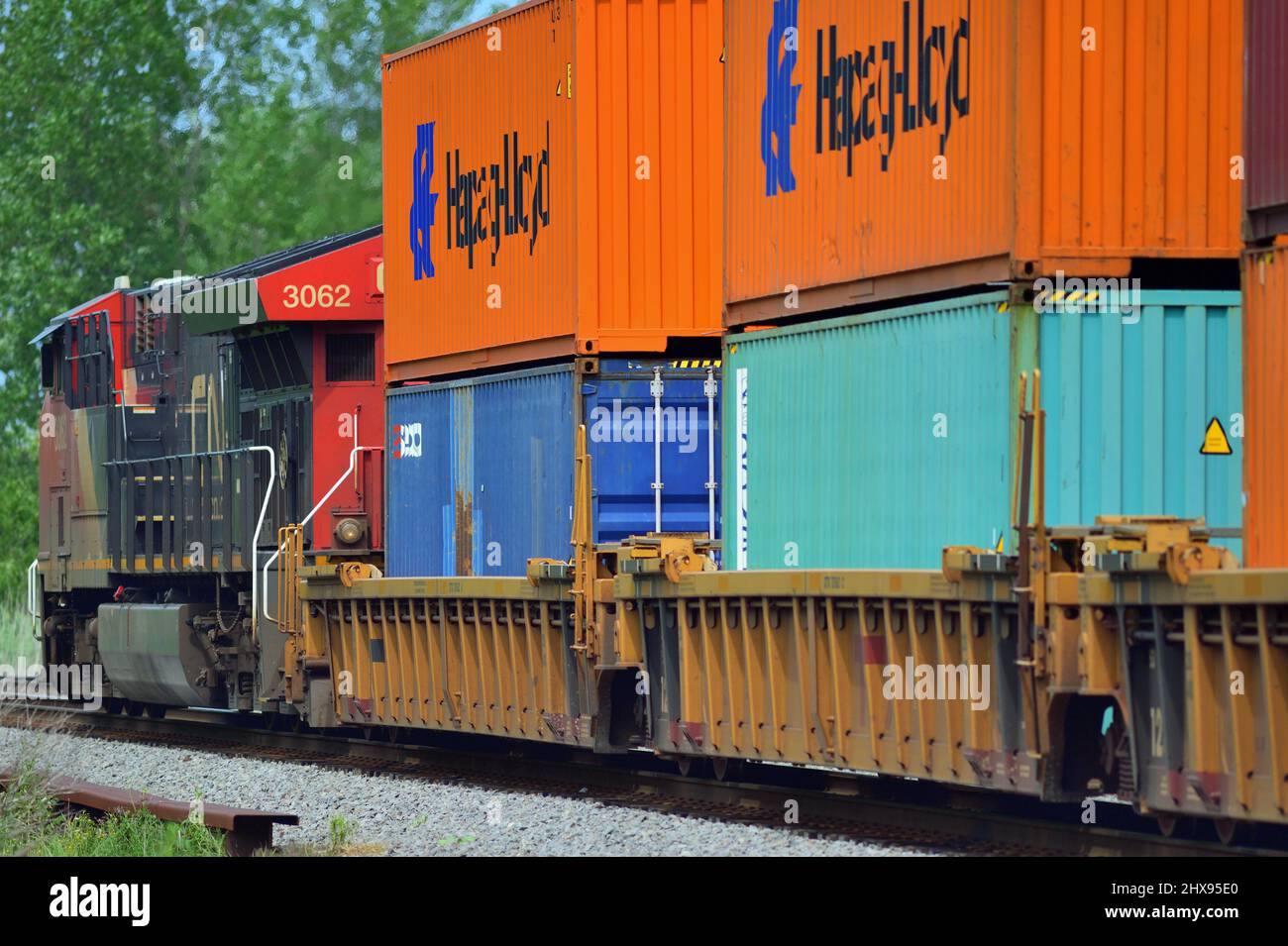 Hoffman Estates, Illinois, USA. Eine einzige Canadian National Railway Lokomotive führt einen intermodalen Güterzug durch den ländlichen Nordosten von Illinois. Stockfoto