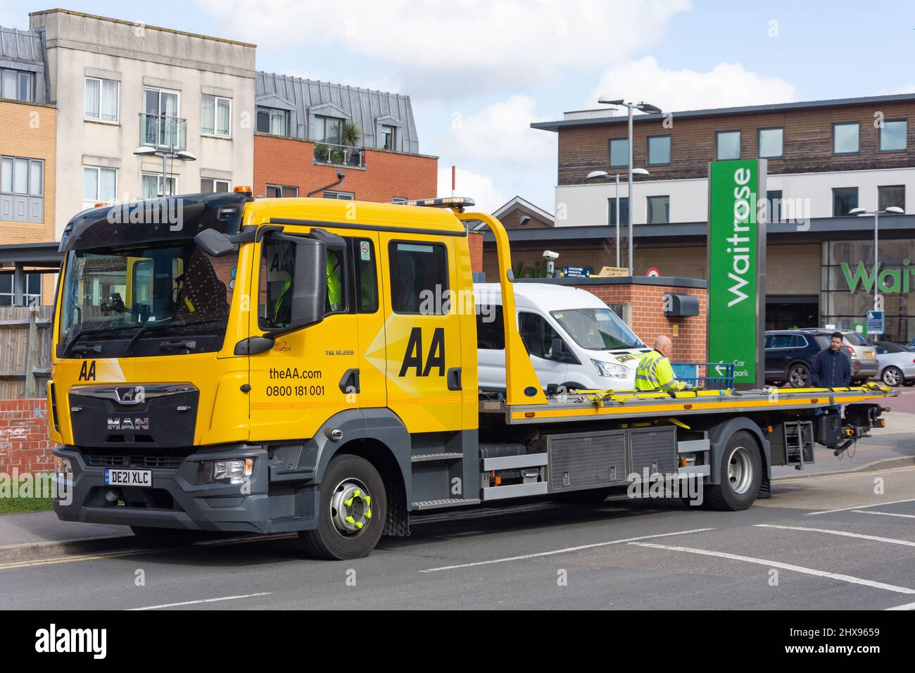 Der AA-Autoverband Flachbett-LKW nimmt an Pannenpanne, Church Road, Egham, England, Vereinigtes Königreich Stockfoto