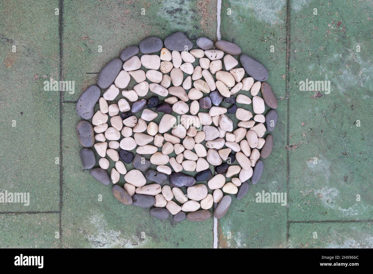 Smiley-Gesicht aus Steinen Stockfoto
