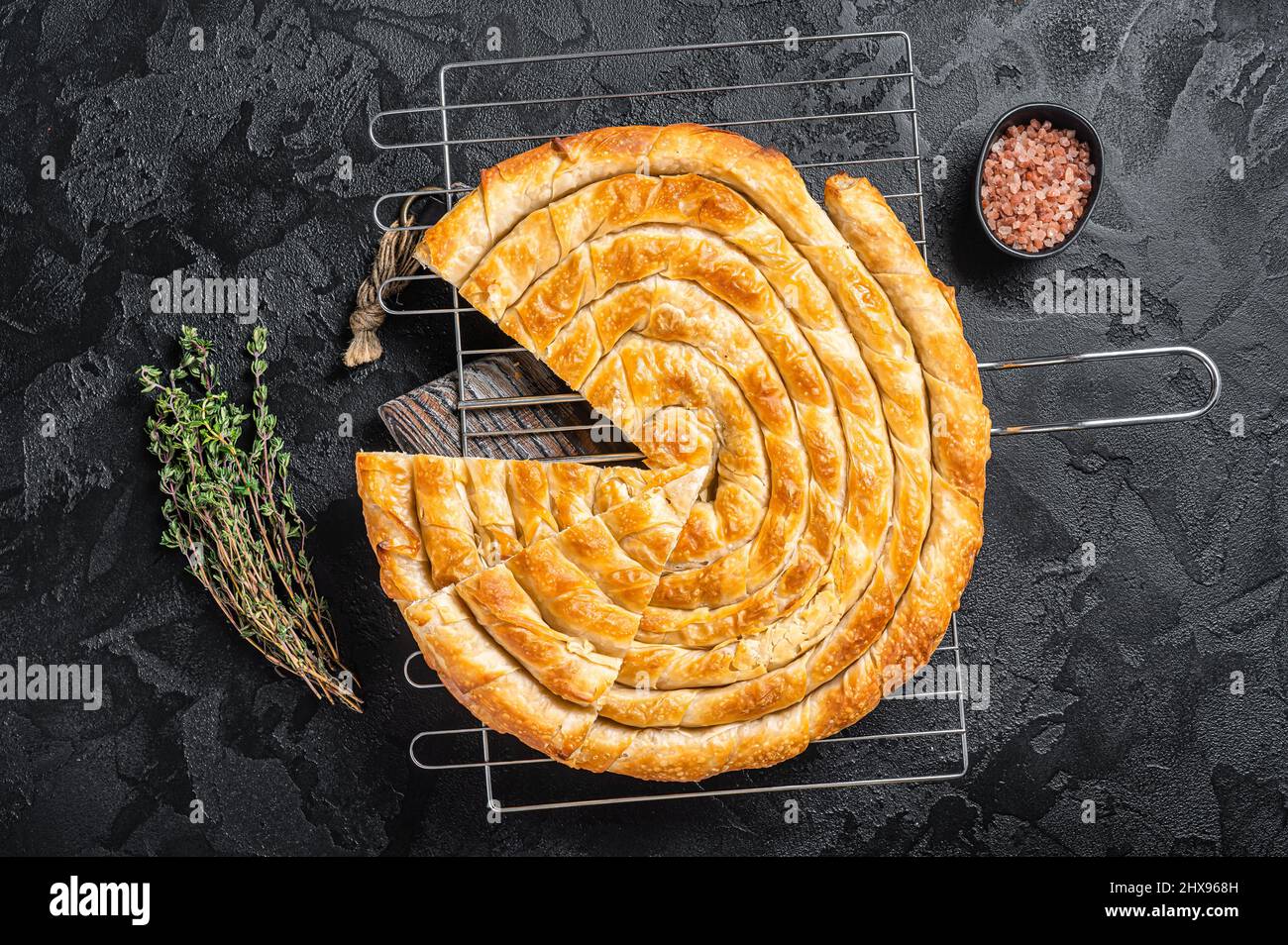 Türkischer Tepsi Boregi, runder Borek-Käsekuchen auf Küchentafel ...