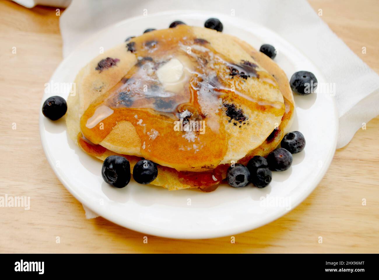 Essen Blueberry Pfannkuchen mit Butter und Sirup Stockfoto