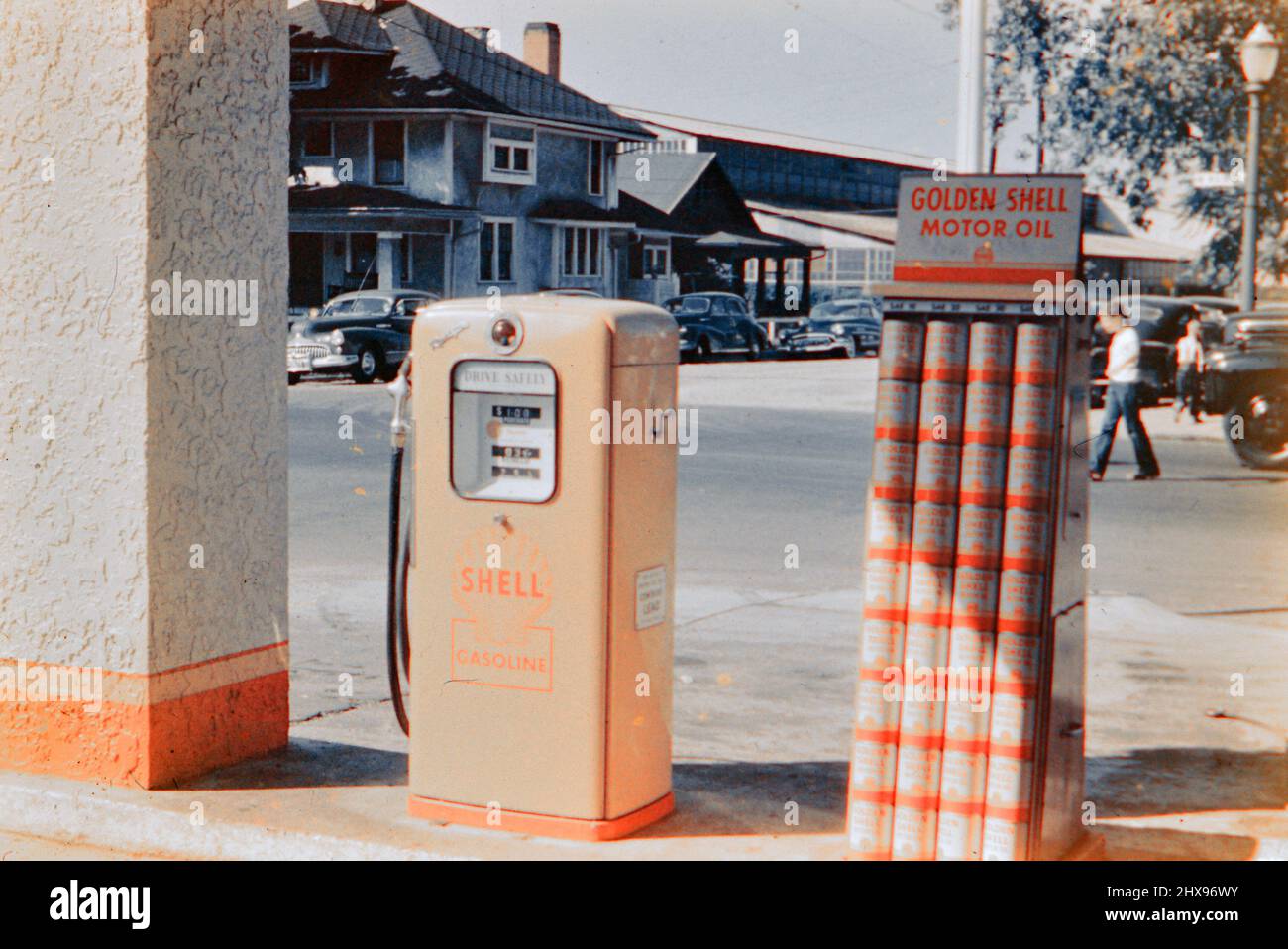 Gaspumpe und Ölkannen an einer Shell-Tankstelle ca. 1950s Stockfoto