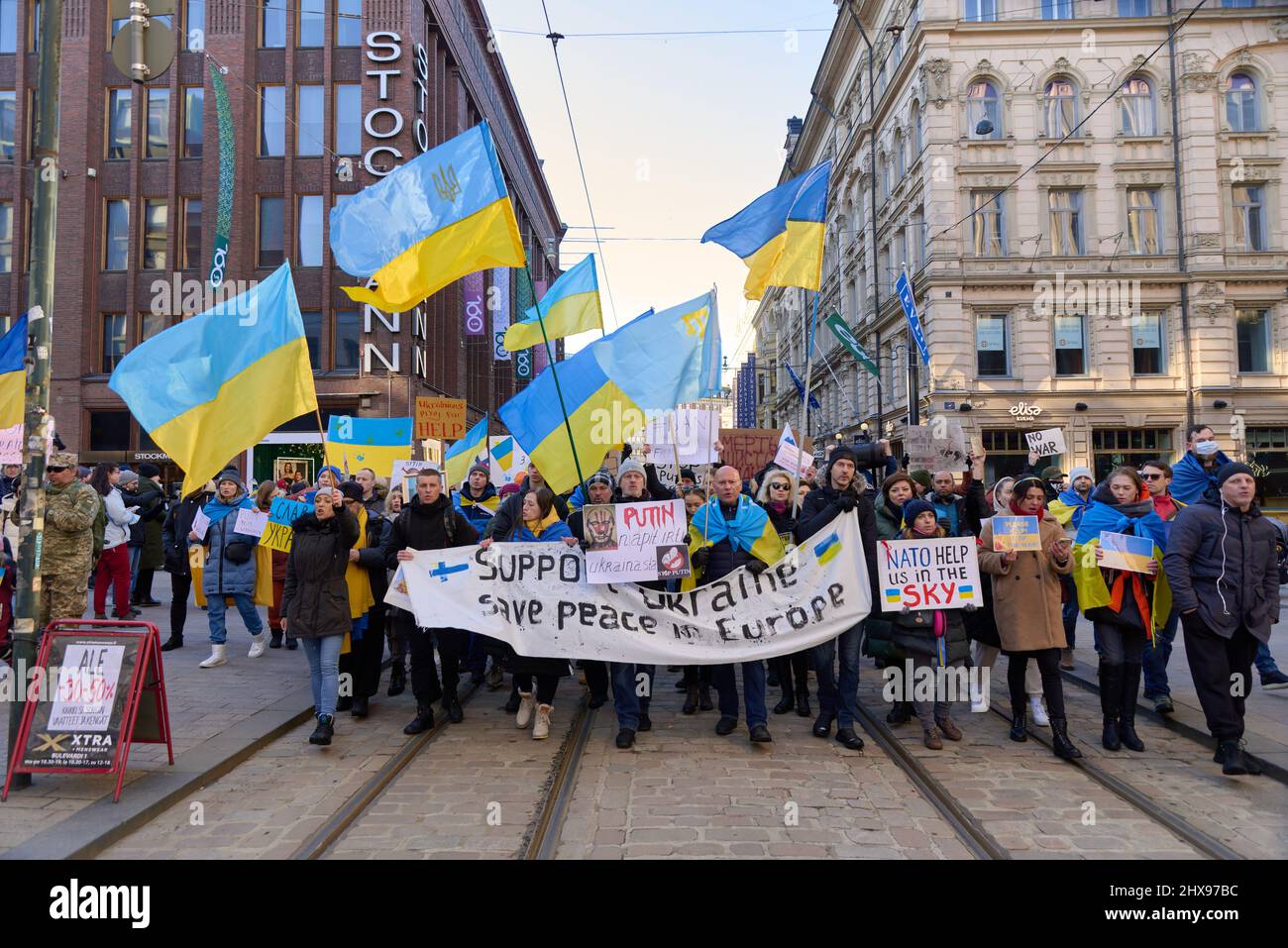 Helsinki, Finnland - 26. Februar 2022: Demonstranten bei einer Kundgebung gegen Russlands militärische Aggression und Besetzung der Ukraine Stockfoto