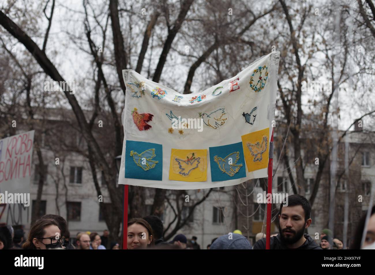 Nach den Angriffen Russlands auf die Ukraine versammelten sich rund 2000 Menschen zur Unterstützung der Ukraine in Almaty und protestierten. Die Menschen standen für die ukrainische Nationalhymne und skandierten Friedensslogans und Beleidigungen gegen Wladimir Putin. Kasachstan. Stockfoto