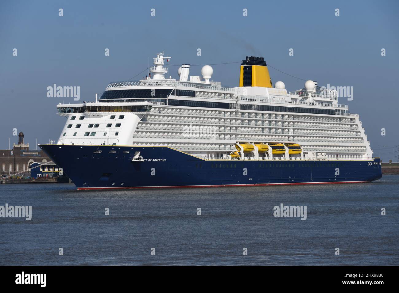 10/03/2022 River Thames Gravesend „Sisters of the Sea“ Saga Spirit of Adventure kreuzt an Virgin Cruise Valiant Lady vorbei, die ihr Debüt auf der Riv machte Stockfoto