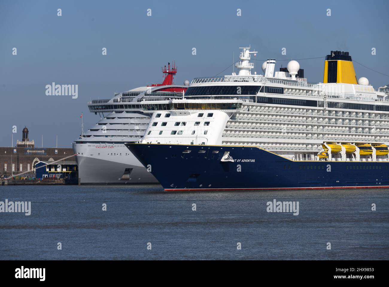 10/03/2022 River Thames Gravesend „Sisters of the Sea“ Saga Spirit of Adventure kreuzt an Virgin Cruise Valiant Lady vorbei, die ihr Debüt auf der Riv machte Stockfoto