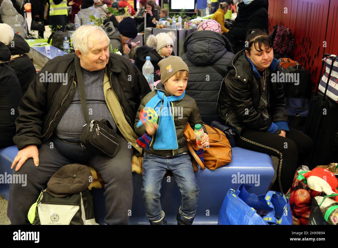 Krakau. Krakau. Polen. Ukrainische Flüchtlinge, die meisten von ihnen Frauen und Kinder, zelten in den Hallen und Korridoren des Bahnhofs. Einige von ihnen verzichten Stockfoto