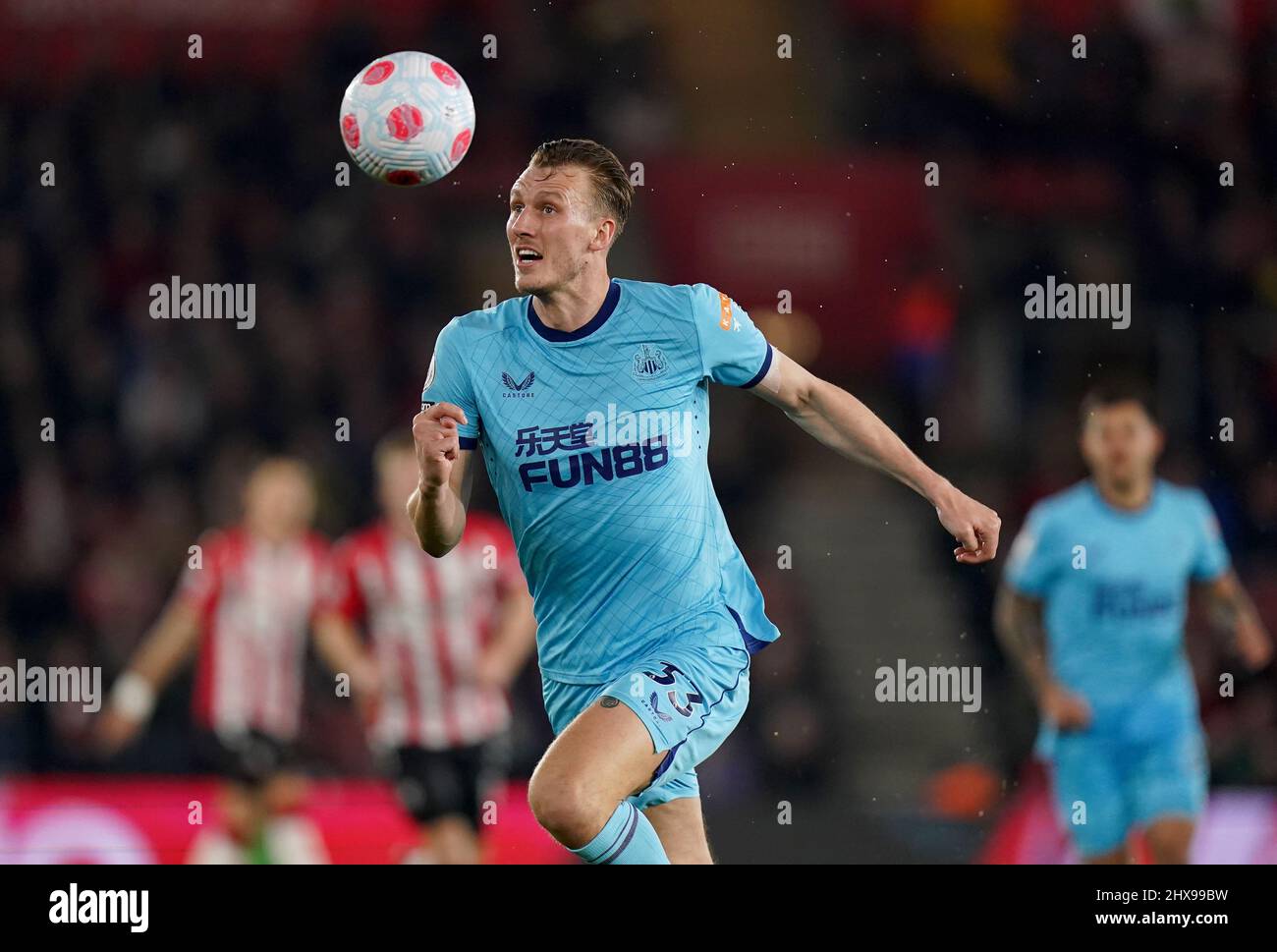 Dan Burn von Newcastle United in Aktion während des Spiels der Premier League im St. Mary's Stadium, Southampton. Bilddatum: Donnerstag, 10. März 2022. Stockfoto