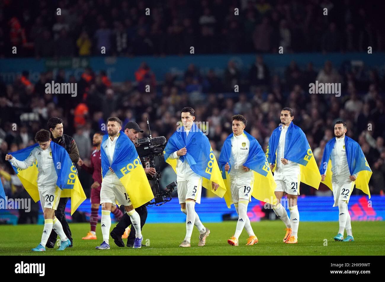 Spieler von Leeds United tragen vor dem Premier League-Spiel in der Elland Road, Leeds, Ukraine-Flaggen. Bilddatum: Donnerstag, 10. März 2022. Stockfoto