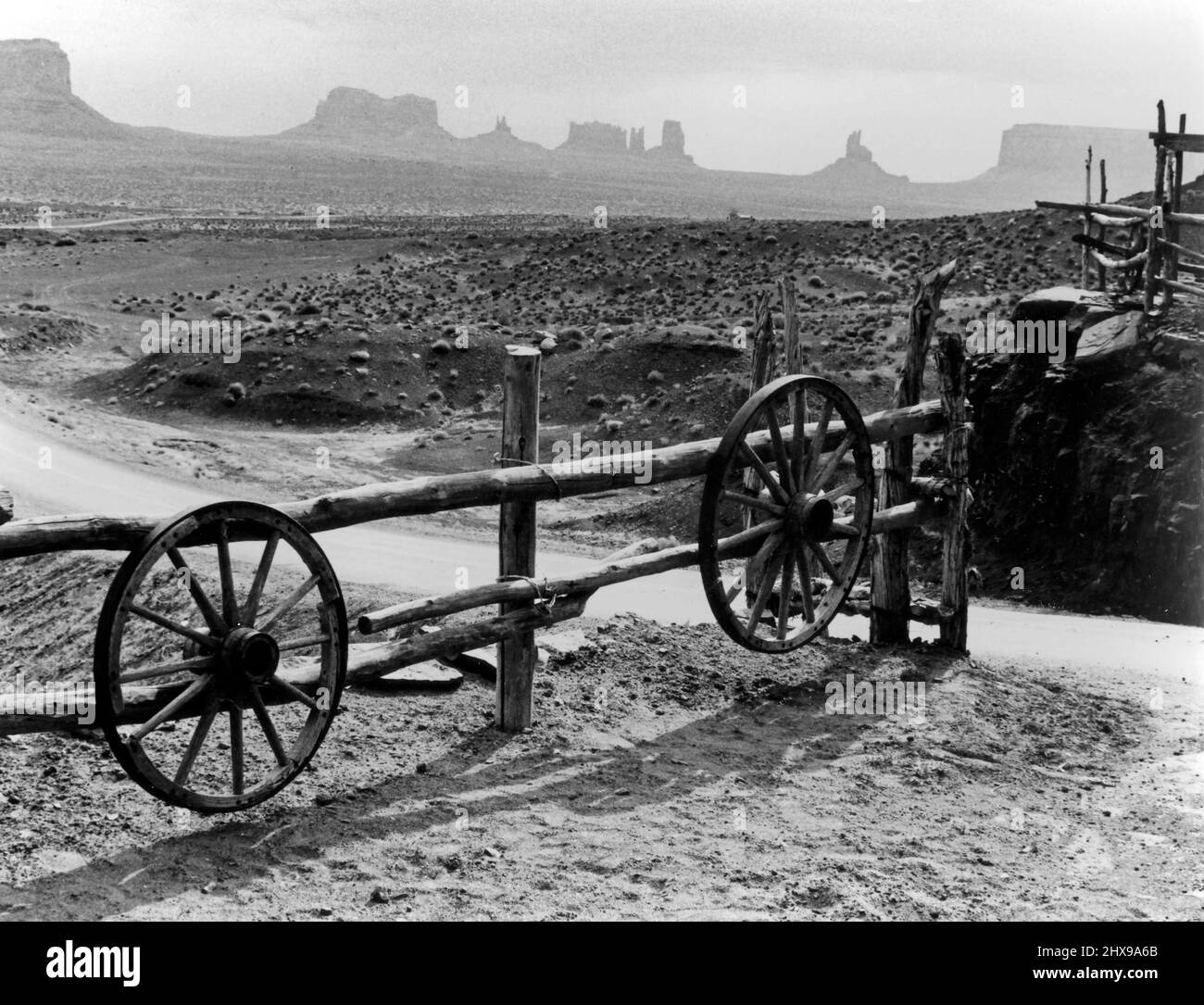 Schwarz-Weiß-Ansicht der Sandsteinbüten im Monument Valley, das Teil des Navajo Nation Reservats ist, das sich an der Utah-Arizona State Line in der Nähe des Four Corners Bereichs im Westen der Vereinigten Staaten befindet. Stockfoto