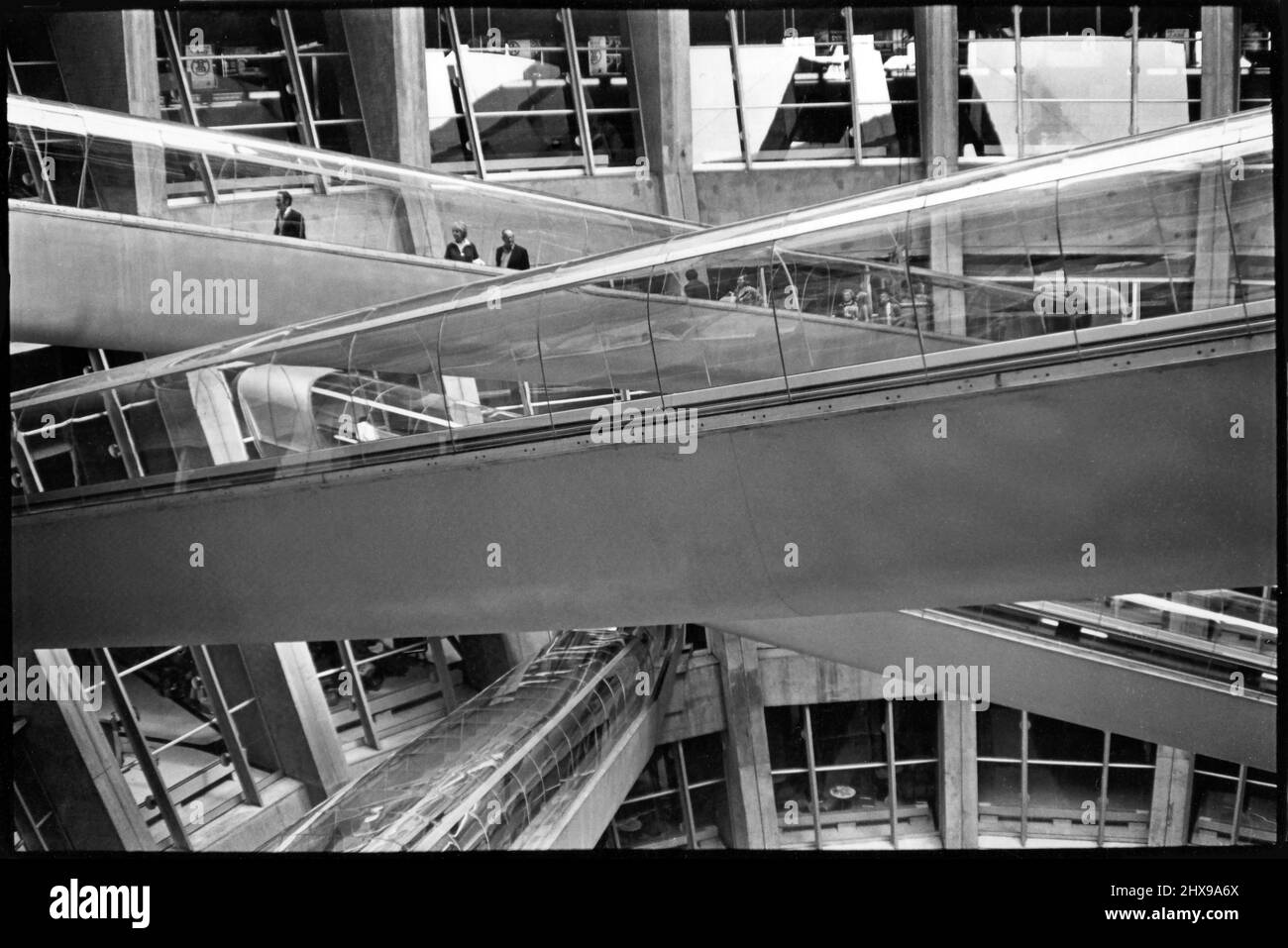 Überqueren von Fußgängerrampen am Flughafen Charles de Gaulle in Paris, Frankreich Stockfoto