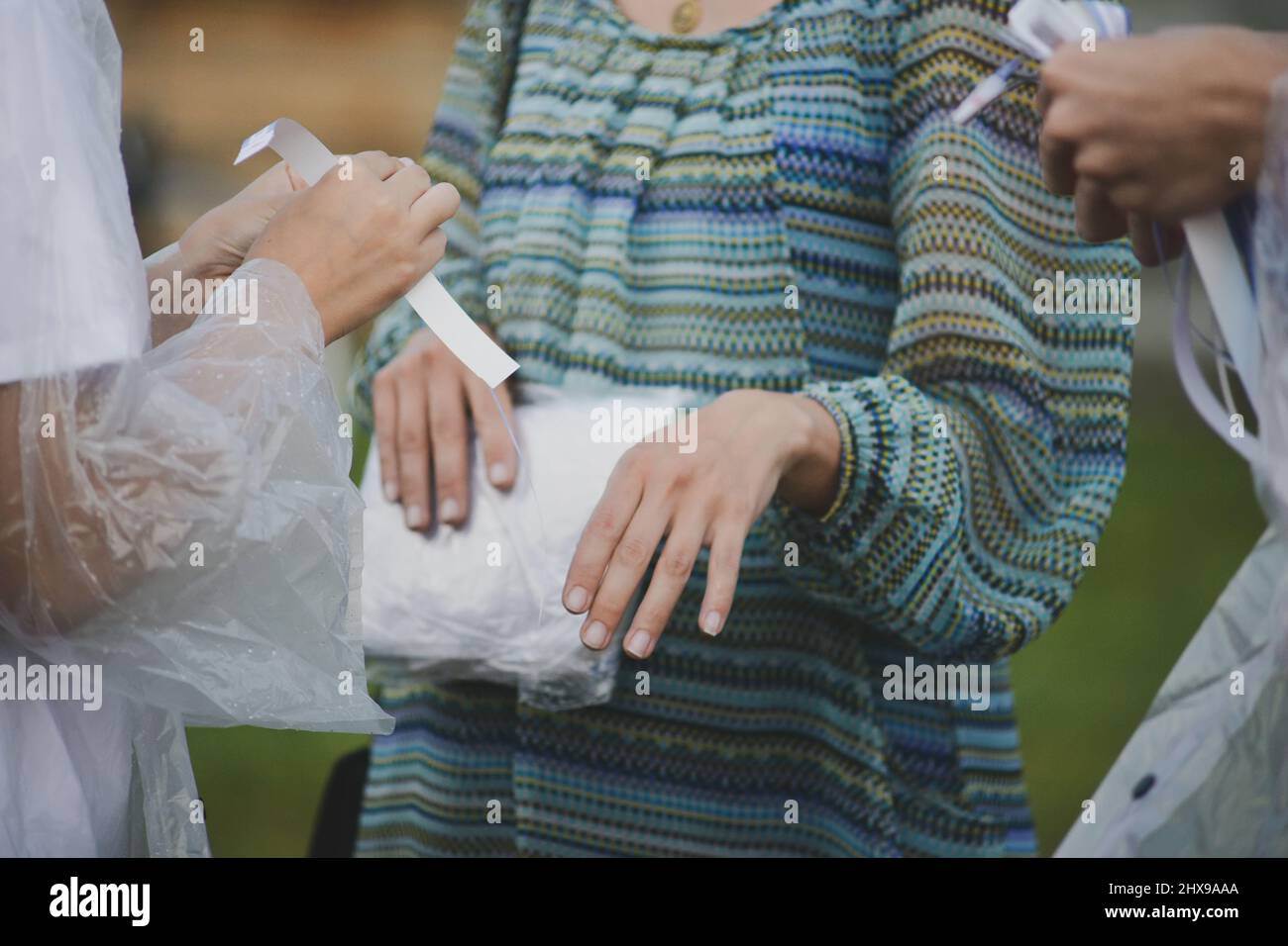 Die Frau wird auf die Eintrittskarte am Handgelenk gelegt. Stockfoto