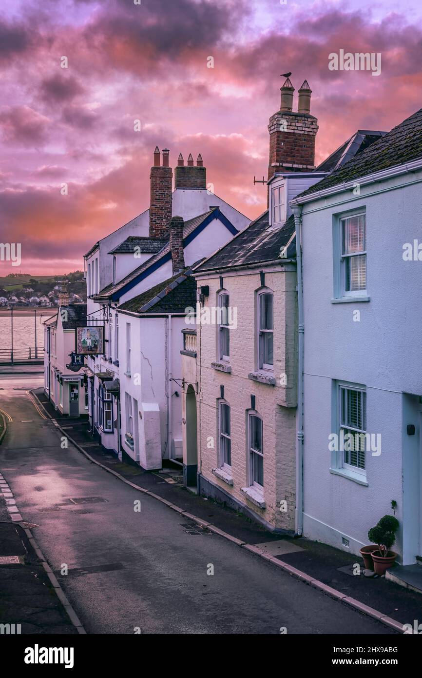 „Meeting Street“, eine der engen Straßen, die zum Kai im Küstendorf Appledore, North Devon, führen. Stockfoto