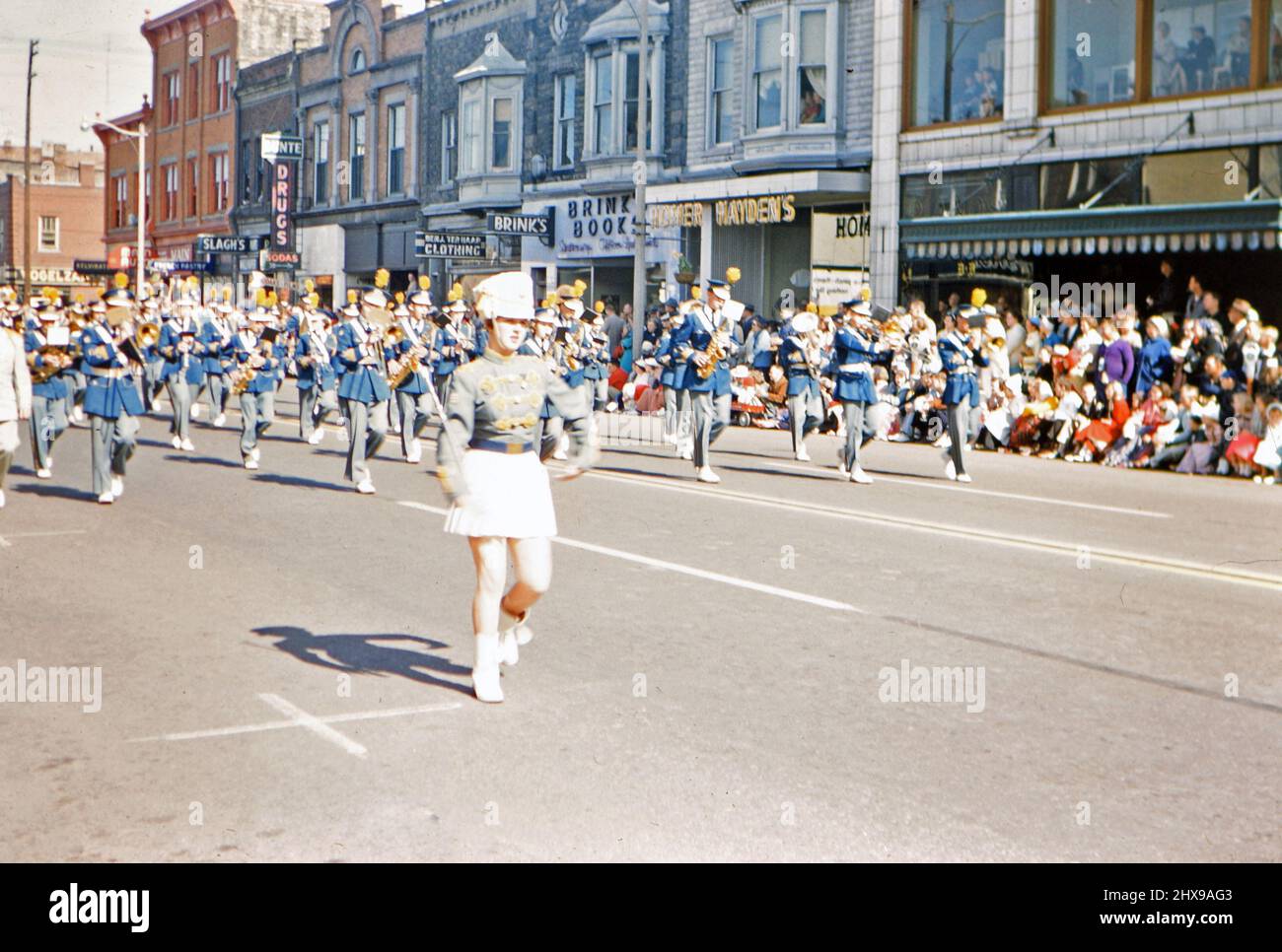 Eine Majorette, die eine Marschkapelle während einer Parade durch die Innenstadt von Holland, Michigan, führt. 1955-1959 Stockfoto