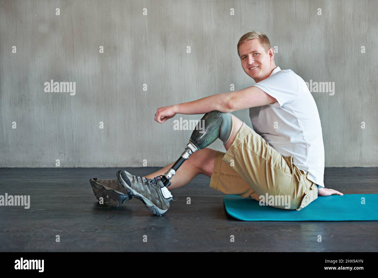 Wenn der Geist stark ist, folgt der Körper. Aufnahme eines jungen Amputierten, der auf einem Fitnessbereich trainieren soll. Stockfoto