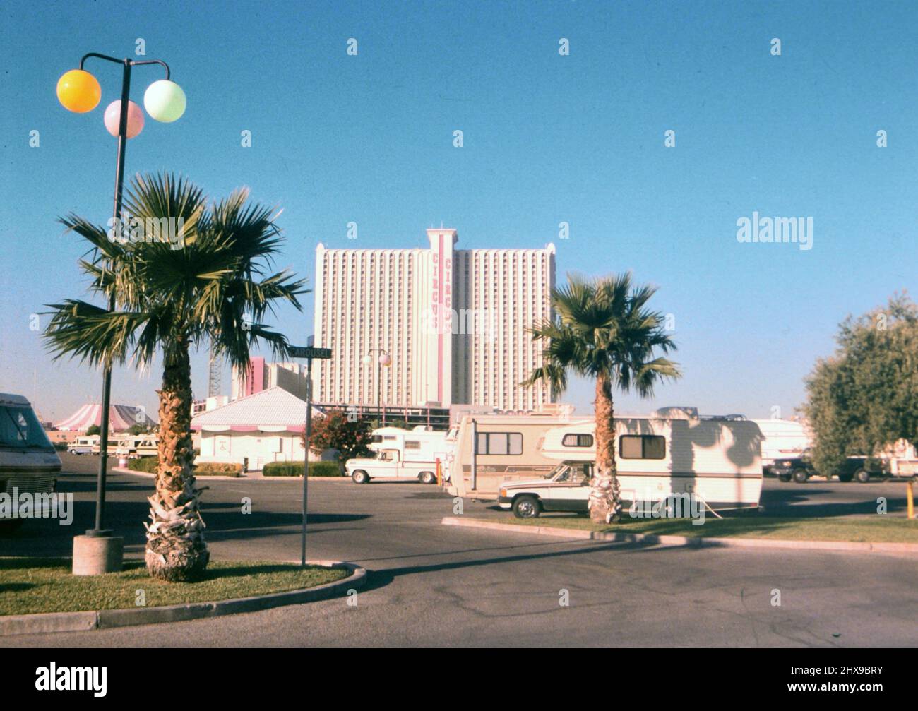 RVS auf dem Parkplatz des Circus Circus Hotel ca. 1990 Stockfoto