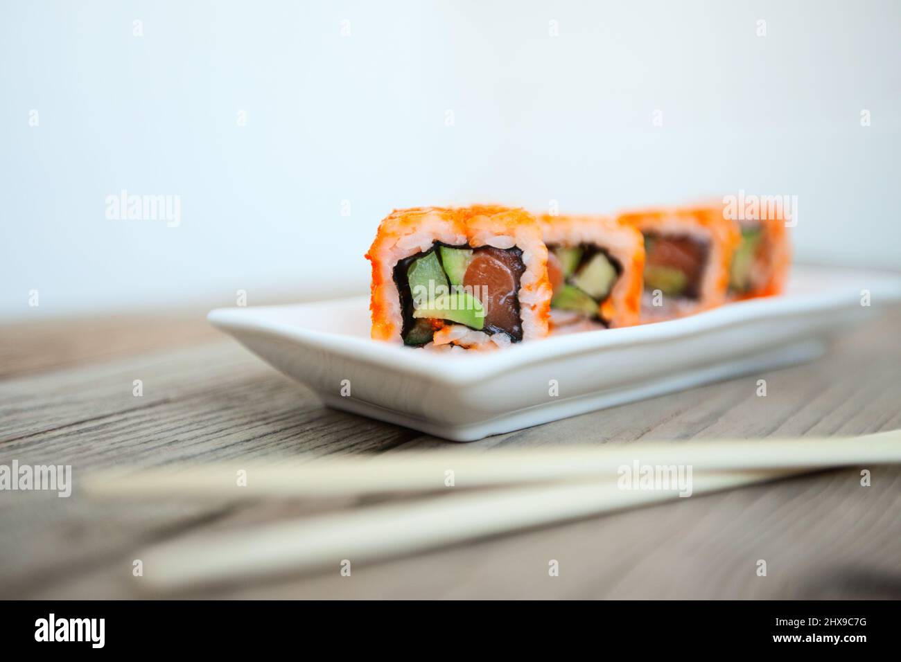 Lecker Sushi mit Stäbchen, Japan traditionelle Meeresfrüchte Stockfoto