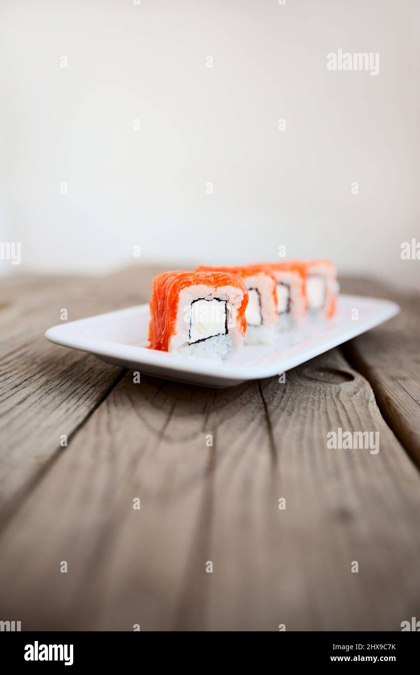 Lecker Sushi mit Stäbchen, Japan traditionelle Meeresfrüchte Stockfoto